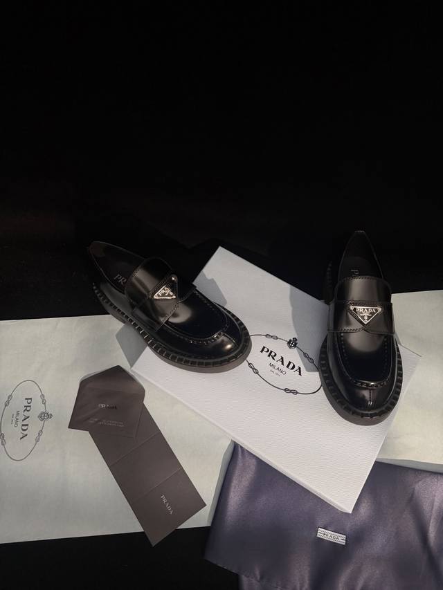 新品厚底乐福鞋 鞋跟3.5Cm乐福出新款啦，采用了更有质感的荔枝纹牛皮，加高了鞋底却保持极轻的重量。太百搭了！可盐可甜 穿各种小裙子小短裤再配个袜子很绝~ 鞋面