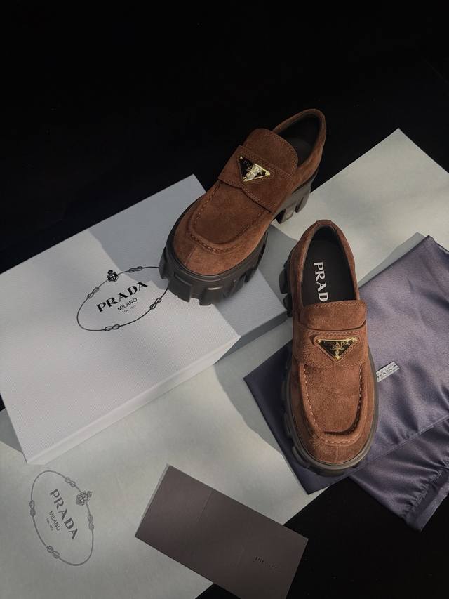 新品厚底乐福鞋 鞋跟5.5Cm乐福出新款啦，采用了更有质感的荔枝纹牛皮，加高了鞋底却保持极轻的重量。太百搭了！可盐可甜 穿各种小裙子小短裤再配个袜子很绝~ 鞋面