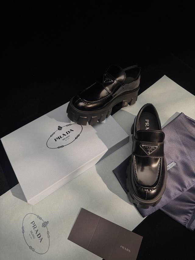 新品厚底乐福鞋 鞋跟5.5Cm乐福出新款啦，采用了更有质感的荔枝纹牛皮，加高了鞋底却保持极轻的重量。太百搭了！可盐可甜 穿各种小裙子小短裤再配个袜子很绝~ 鞋面