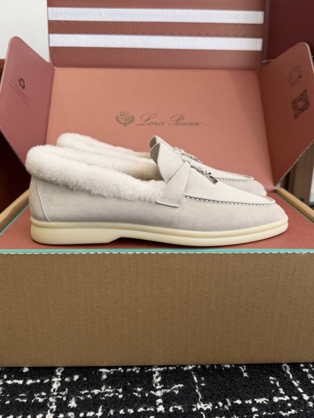 东莞代购级 官网同步盒包装 全新升级 Loro piana 诺悠翩雅吊坠款乐福鞋 Loro piana 神仙颜值，色系完美！！封神了！！！ 毫不夸张的形容它 穿