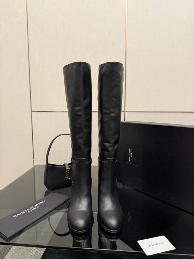 Saint Laurent圣罗兰 高跟靴金色Logo装饰扣，尖头设计显腿长 面料：牛京 大底：真皮大底 码数：35-41 40、41、定制