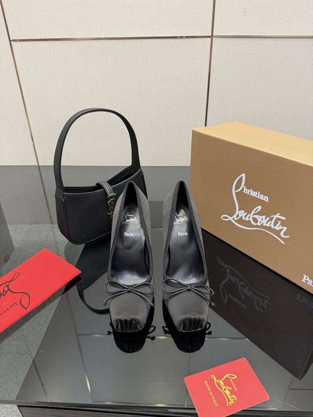 Christian Loubottin 25新款方头芭蕾高跟鞋 自带高级感绑带高跟鞋 25最新款红底鞋 放在哪里平平无奇，一上脚绝了！Cl的红底鞋让很多人痴迷，