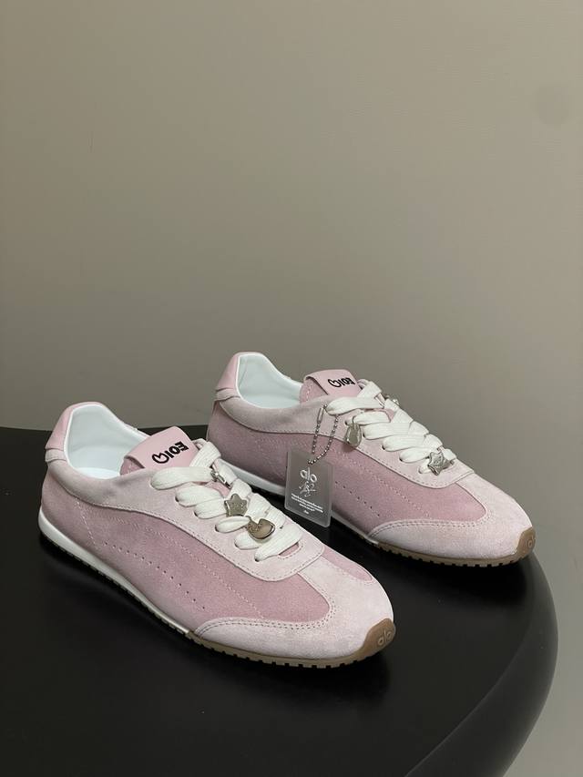 顶级品质 配飞机盒 2025新势力 Alo X Jisoo联名款粉色复古德训鞋Alo爆火薄底休闲运动鞋绒面跑步鞋 属于德训鞋款式，整体风格复古又时尚，简约百搭。