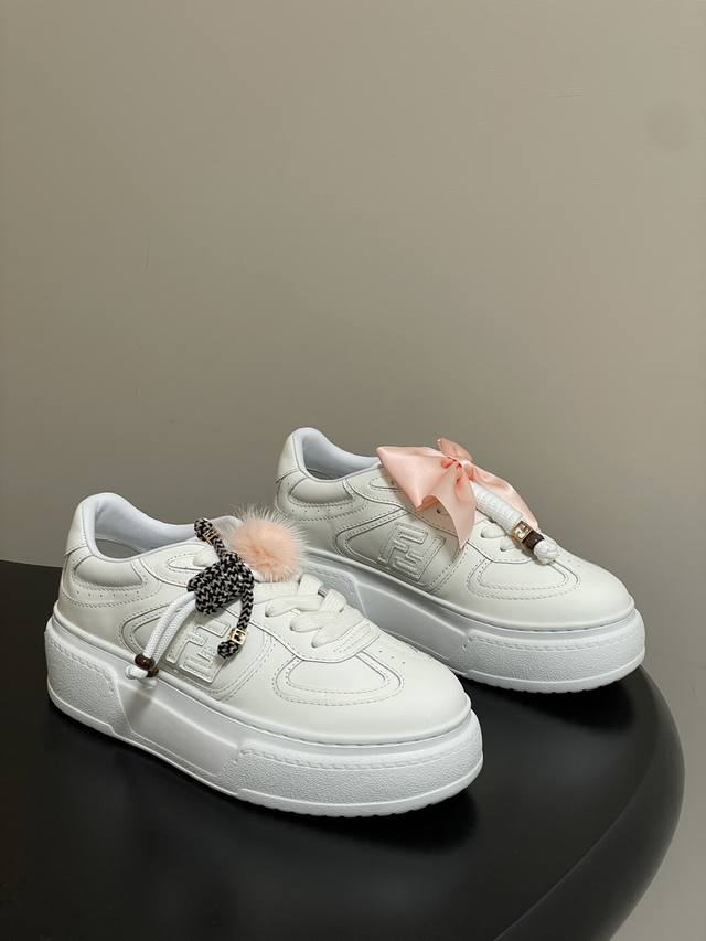 全日 -顶级品质 Fendi芬迪 Match系列 25最新配色 吊饰厚底板鞋系带休闲运动鞋 Fendi Match系带运动鞋。浅粉色皮革材质，带白色和赭石棕细节