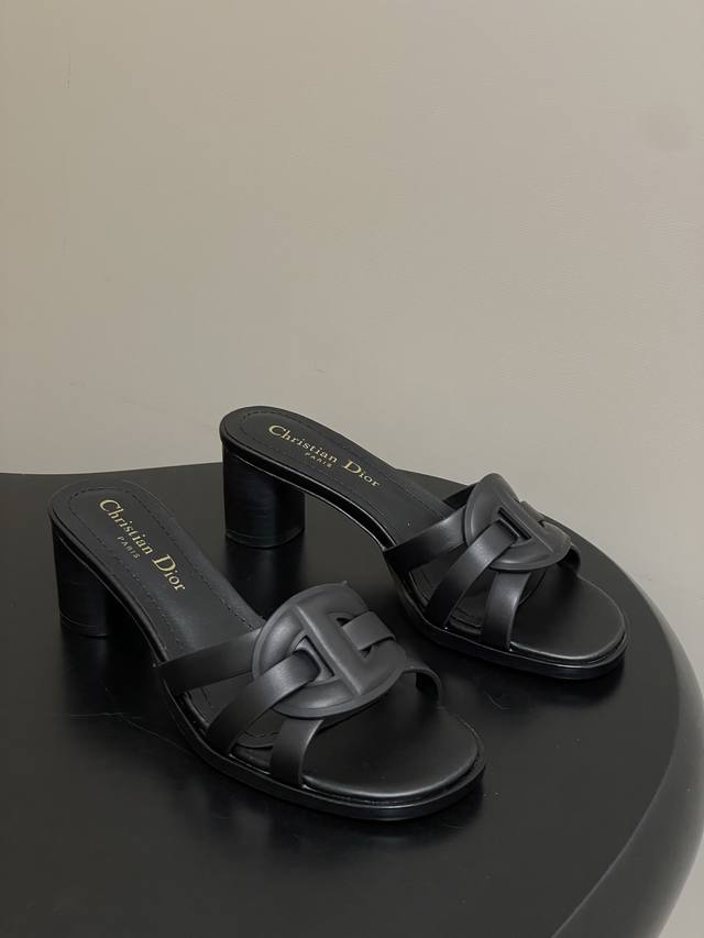 25Ss春夏新款Dior 迪奥D-Club镂空叠层Cd交叉带凉拖鞋猪鼻子编织带平底拖鞋 这款 D-Club 凉拖是二零二五秋季系列新品，以简约优雅的设计重新诠释