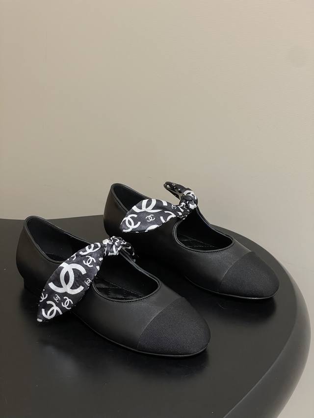 春夏新款Chanel小香 26C丝巾系列拼色蝴蝶结双C丝带玛丽珍芭蕾舞鞋超火兔耳朵单鞋 小香C家超级性感的一双平底小单鞋 单穿配个小袜子都非常出彩 本年度最美玛