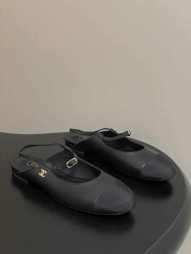 春夏新款Chanel小香 26C春夏 经典双C扣平底后空凉鞋双拼色搭扣凉鞋 标志性双C金属扣点缀鞋面，简约后空设计露出纤细脚踝，平底鞋型承袭“踩屎感”舒适基因，
