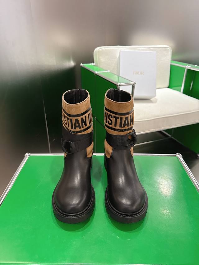 K020 Dior 迪奥2026新款封神战靴马丁袜子靴 这款 D-Major 靴子醒目吸睛，彰显个性。黑色牛皮革鞋面搭配同色调科技针织面料袜筒，饰以灵感源自 B