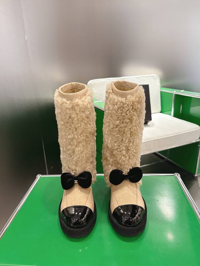 K010 Chanel 香奈儿秋冬重工爆款羊毛靴 小红书力推款，怎么搭配都好看，时髦精必备，女士钟爱简约又难以抗拒系搭配展现与众不同的穿搭风格、自由混搭闪耀到位