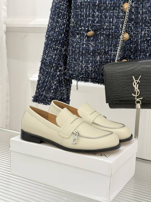 厂价 Jw Anderson25Wf复古拉链头 乐福鞋 用一枚拉链实现风格自由。 保留乐福鞋一脚蹬的随性 却以金属拉链增添酷感细节 搭配九分牛仔裤露踝显腿长 配