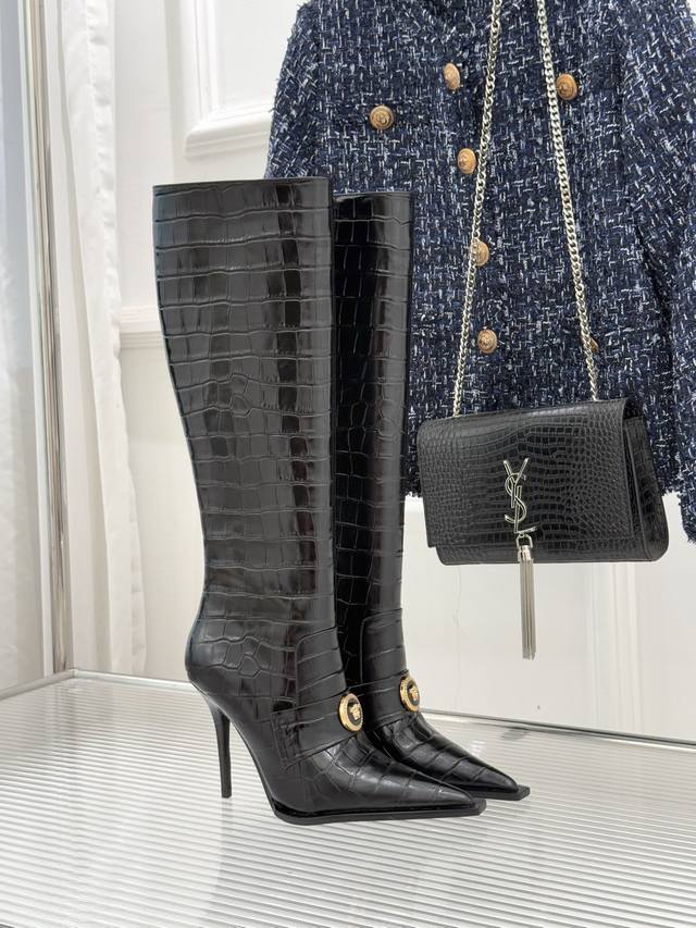厂价 Versace25Wf秋冬秀场同款鳄鱼纹 美人头金属扣尖头侧拉链高跟长靴 以本能与真实为刃划破平庸 立体鳄鱼压纹复刻野性肌理 鎏金美人头金属扣烙印品牌基因