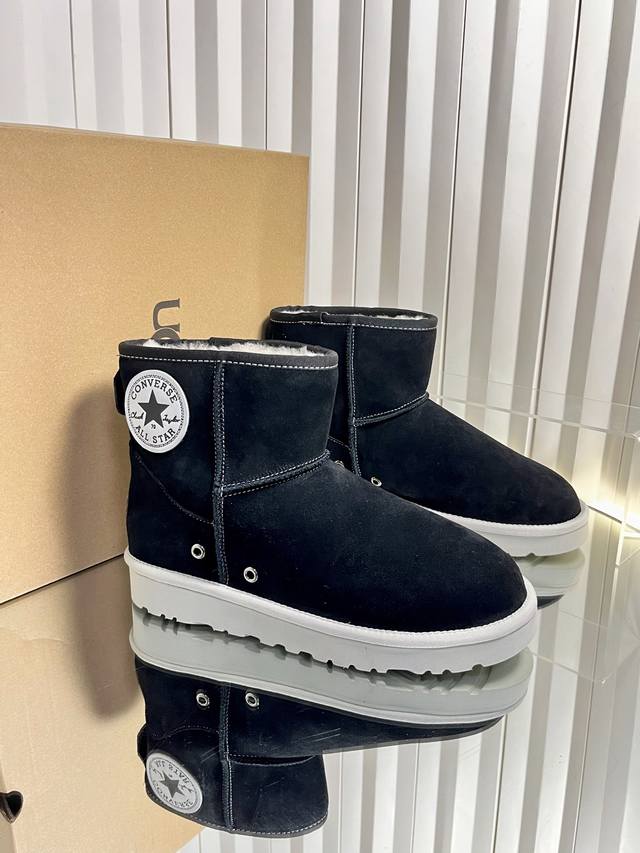代购级 运动版 Ugg 联名 匡威 25Ss 秋冬保暖带 雪地靴 鞋面采用翻毛皮材质，内里填充羊毛，实现保暖与质感的结合。中筒靴型搭配侧边扣带设计，既提升了造型