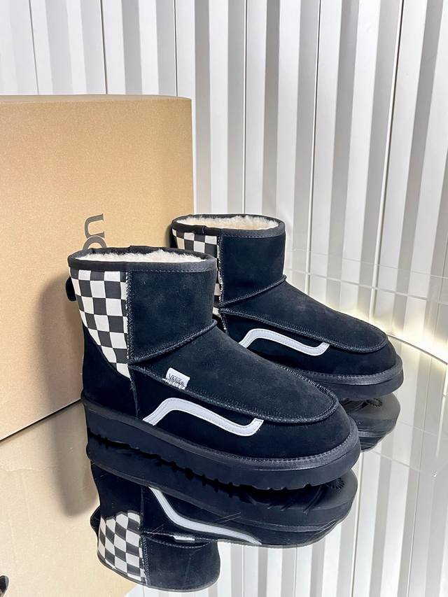 代购级 运动版Ugg 联名 Vans 万斯25Ss 秋冬保暖带 雪地靴 鞋面采用翻毛皮材质，内里填充羊毛，实现保暖与质感的结合。中筒靴型搭配侧边扣带设计，既提升