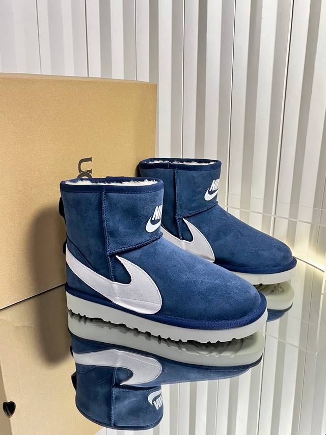 代购级 运动版 Ugg 联名 Nike 25Ss 秋冬保暖带 雪地靴 鞋面采用翻毛皮材质，内里填充羊毛，实现保暖与质感的结合。中筒靴型搭配侧边扣带设计，既提升了