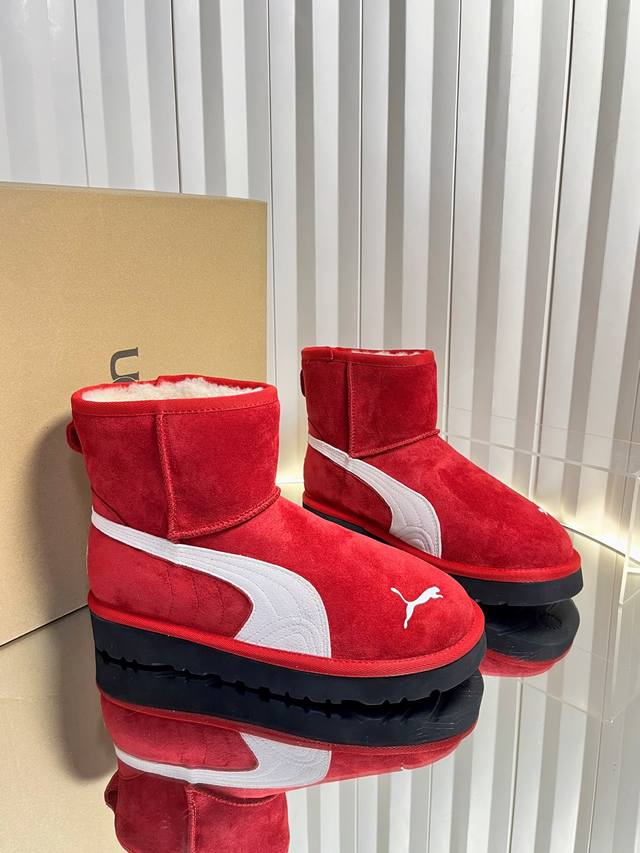 代购级 运动版 Ugg 联名 puma 25Ss 秋冬保暖带 雪地靴 鞋面采用翻毛皮材质，内里填充羊毛，实现保暖与质感的结合。中筒靴型搭配侧边扣带设计，既提升了