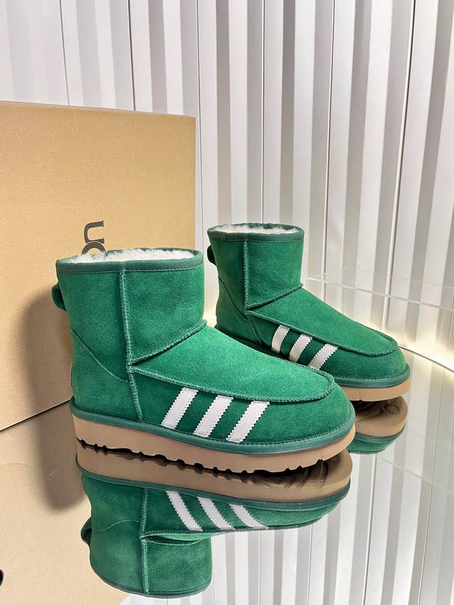 代购级 运动版Ugg 联名 Adidas 25Ss 秋冬保暖带 雪地靴 鞋面采用翻毛皮材质，内里填充羊毛，实现保暖与质感的结合。中筒靴型搭配侧边扣带设计，既提升