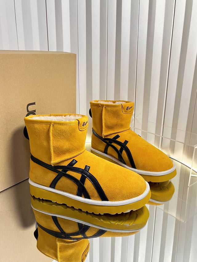 代购级 运动版Ugg 联名 Tiger 25Ss 秋冬保暖带 雪地靴 鞋面采用翻毛皮材质，内里填充羊毛，实现保暖与质感的结合。中筒靴型搭配侧边扣带设计，既提升了