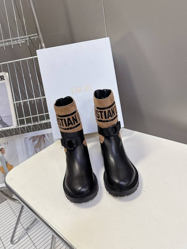 Dior迪奥秋冬最新款骑士靴 短靴 超多明星网红种草 时尚与潮流同时拥有 简约的设计 细节充满品牌元素 脚感超级舒适 可酷可帅的一款靴子不仅颜值爆棚有品牌辨识度