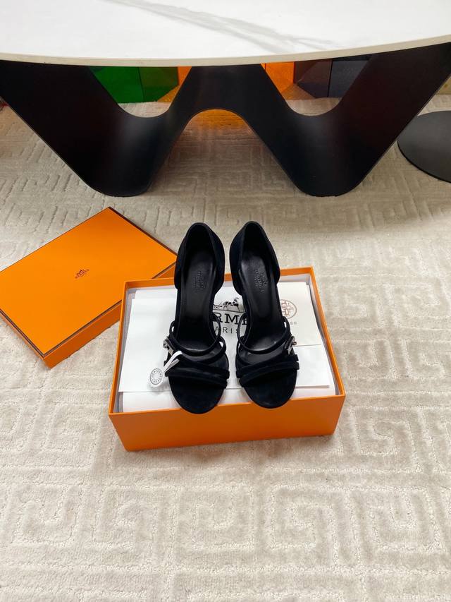 出厂 HermèS 爱马仕25Wf新品Kelly扣细带高跟凉鞋Kelly包的传奇基因邂逅夏日步履款凉鞋便成了优雅的具象化表达。标志性的旋转Kelly金属扣设计匠