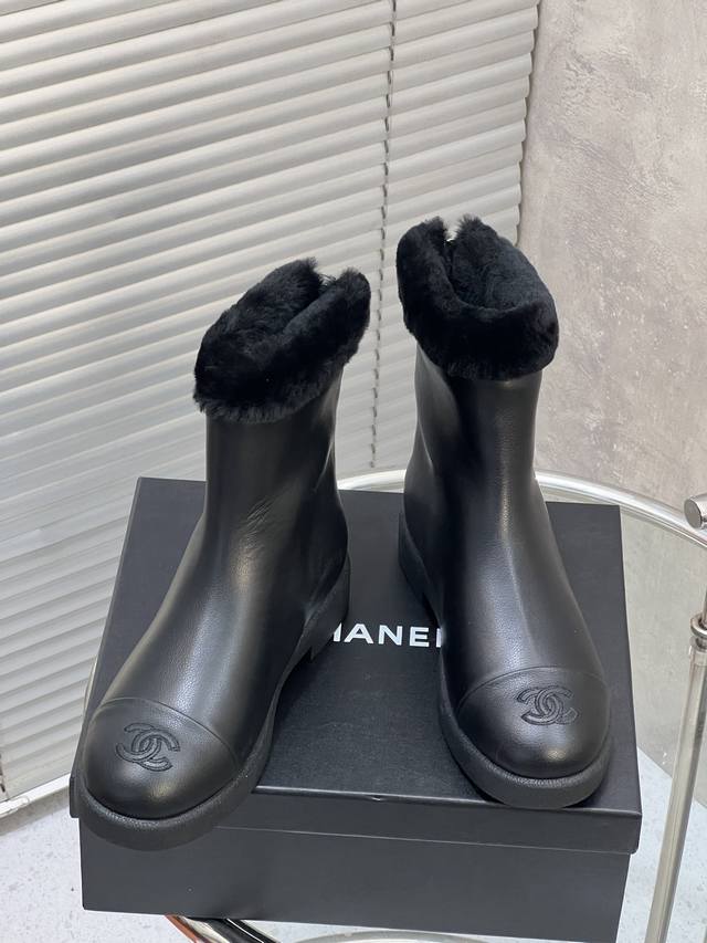 出厂 Chanel 小香新款秋冬系列双C拼色毛毛雪地靴半拖 单鞋 短靴 面料：麂皮 羊皮 经典双C标志超有辨识度 内里：柔软羊毛，保暖又舒适，秋冬穿超合适！ 大