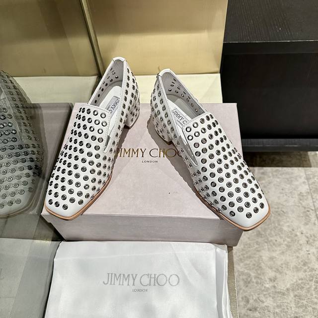 新款吉米周 Jimmy Choo ，独家发售，乐福单鞋独特、铆钉装饰设计风格非常的独特，采用最新工艺设计，立体感强多种工艺融合一起，颠覆时尚，超级有型！搭配超美
