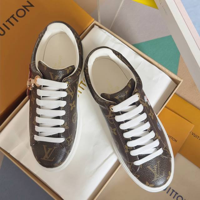 顶级版本：女款 Lv路易威登 驴牌 L家 Time Out 系列 压花 刺绣 羊毛 休闲 小白鞋 运动鞋 原版购入开发 做货 本款 Time Out 运动鞋拼接