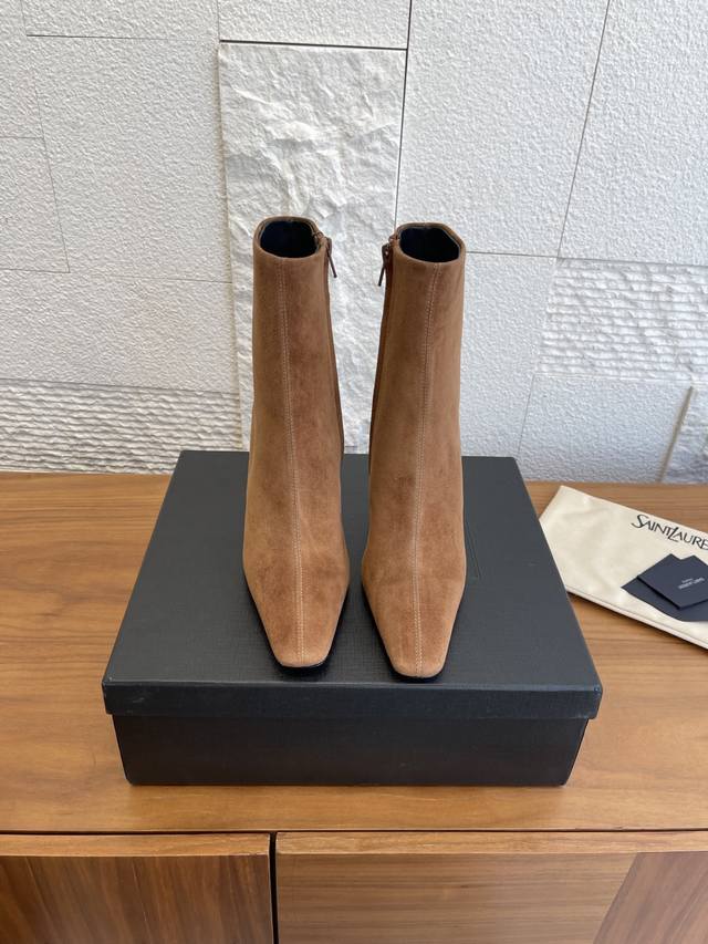 顶级版本: Saint Laurent 圣罗兰 25Ss 秋冬新款 尖头 侧拉链 高粗跟 及踝靴 短靴 Saint Laurent 这双及踝靴靴，搭配方形尖鞋头