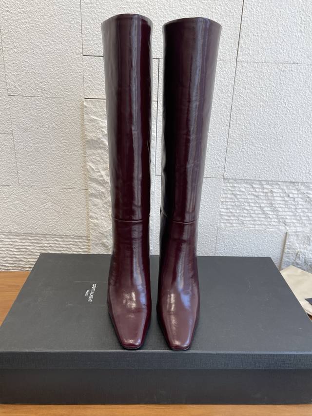 顶级版本: Saint Laurent 圣罗兰 25Ss 秋冬新款 尖头 侧拉链 高粗跟 长靴 Saint Laurent 这双高靴，搭配方形尖鞋头，侧面拉链开