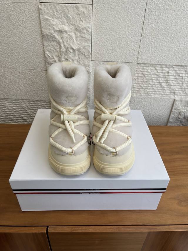 顶级版本: Moncler 2025 秋冬新款 Moncler Altive Mid 雪地靴 Moncler Altive Mid 的设计灵感源自典藏款雪地靴廓