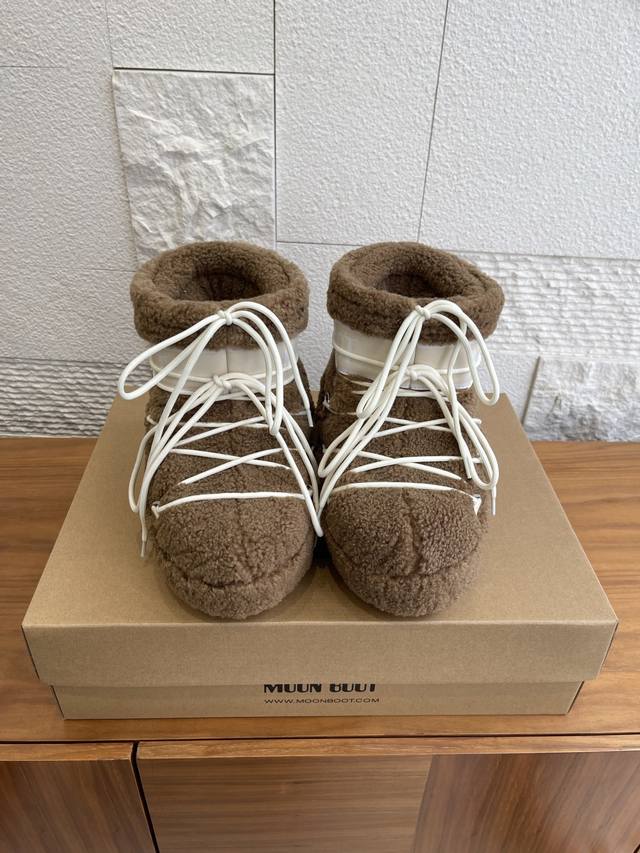 顶级版本:短款 长款 Moon Boot 2025 秋冬爆款 男女同款 Icon羊毛 高帮 低帮 雪地靴 Moon Boot当季甄选Icon羊毛高帮雪地靴，海棉