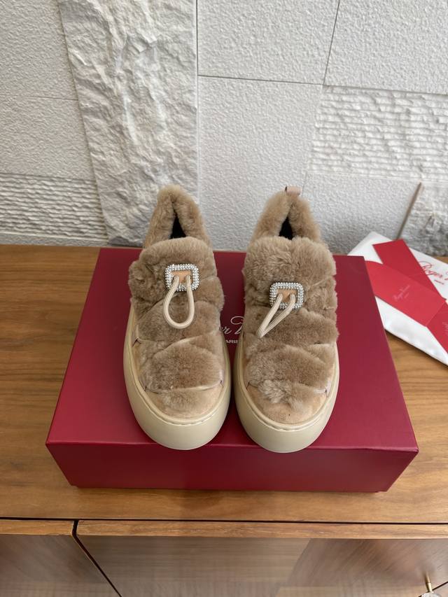 顶级版本: Roger Vivier 25Ss 秋冬新款 Viv' Up 绒面皮革运动休闲鞋 这款袜靴式运动休闲鞋从六十年代太空时代汲取灵感，兼具轻盈质感与时尚