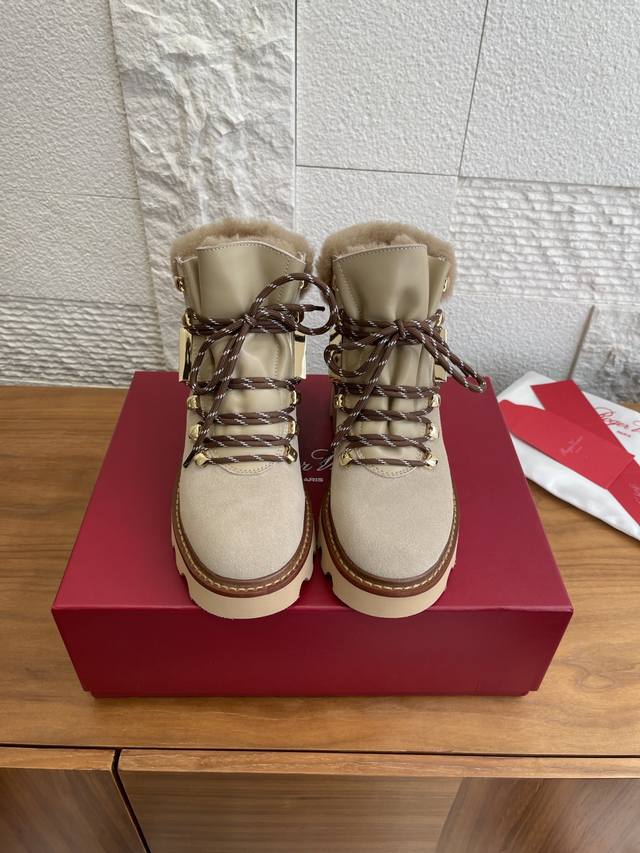 顶级版本: Roger Vivier 25Ss 秋冬新款 Viv' Rangers Truck系列 短靴 毛靴 这款Viv' Rangers Truck系列个性