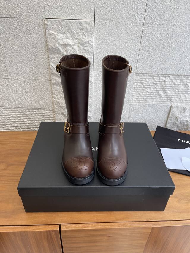 顶级版本: 莞货 Chanel 香奈儿 2025 秋冬新款 中古 骑士靴 Chanel香奈儿中古骑士靴，经典中筒设计，黑色皮革+金色Logo皮带扣，复古机车风满
