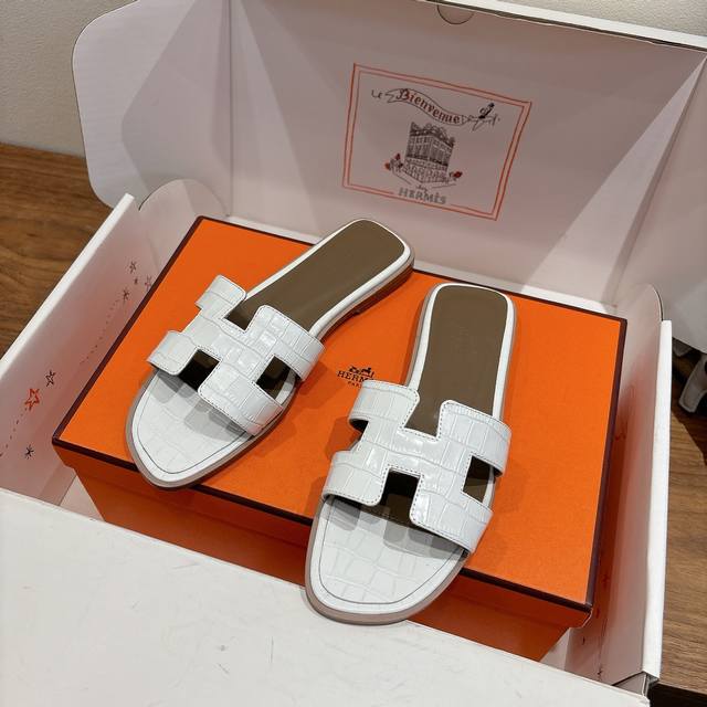 Hermes... A Eclair 2025新色+爆款系列 版型超正，有一定厚度增高显腿长！透体透气 舒适的小牛皮 春夏拼色兼具颜值舒适度的单品！ 渠道货源