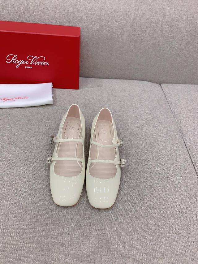 出厂价p Roger Vivie*新款高跟玛丽珍单鞋 万众期待的高跟玛丽珍 上脚舒适度太棒啦 美丽又甜酷的风格 每个女生都要有一双 鞋面原版牛漆皮 Zp开模超闪