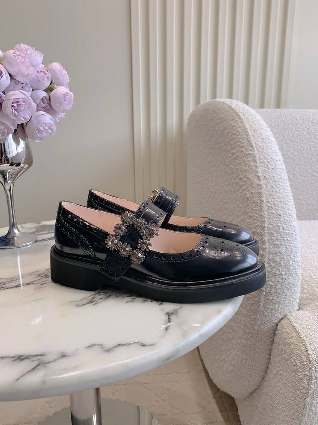 出厂价p Roger Vivie*新款巴洛克水钻扣玛丽珍鞋 复古的镂空雕花元素 经典耐看 上脚舒适度太棒啦 美丽又甜酷的风格 每个女生都要有一双 鞋面开边珠牛皮