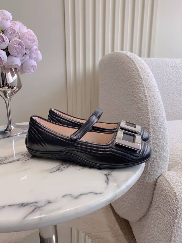 出厂价p Roger Vivie*新款方扣玛丽珍平底鞋 鞋身轻便柔软 脚感舒适 鞋型非常修饰脚型 流畅线条尽显高级感 上脚精致又减龄 鞋面原版小羊皮 内里垫脚顶