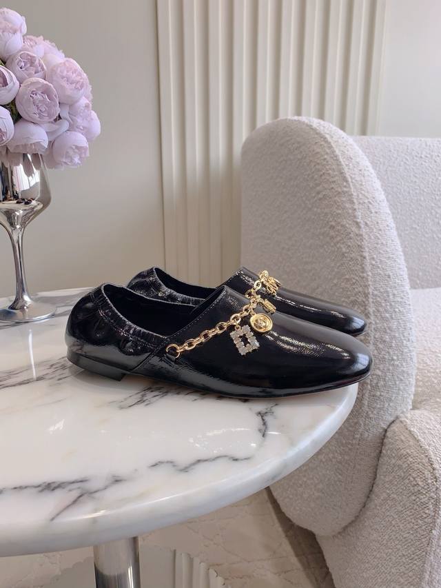 出厂价p Roger Vivie*新款水晶吊坠平底单鞋 上脚舒适度太棒啦 美丽又甜酷的风格 每个女生都要有一双 鞋面原版小羊皮 Zp开模五金扣 内里垫脚顶级混种