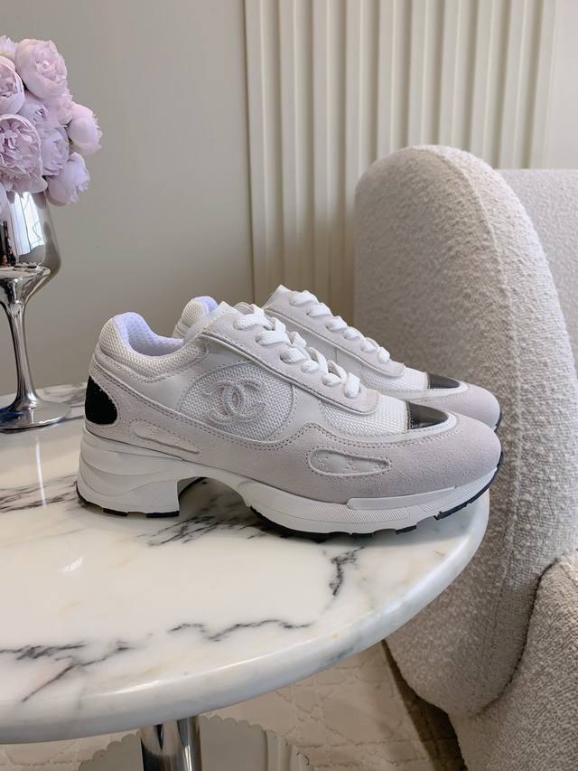 出厂价p 矮跟款 Chane* 年度最期待的厚底休闲鞋 一眼心动 随便一搭 时髦感倍增 显高又出片 爱鞋星人必入的一款休闲运动鞋 鞋面牛皮拼接网面 内里透气网