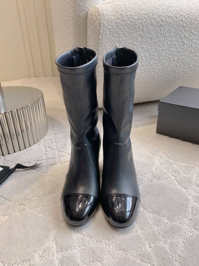 单鞋 短靴 Chane*走秀新款珍珠球跟系列 香家高级感这块总让人大写的服气 看起来简单的款式 但上脚就莫名很高级 绝对的少女感 舒适好穿 鞋面小羊皮 垫脚羊皮