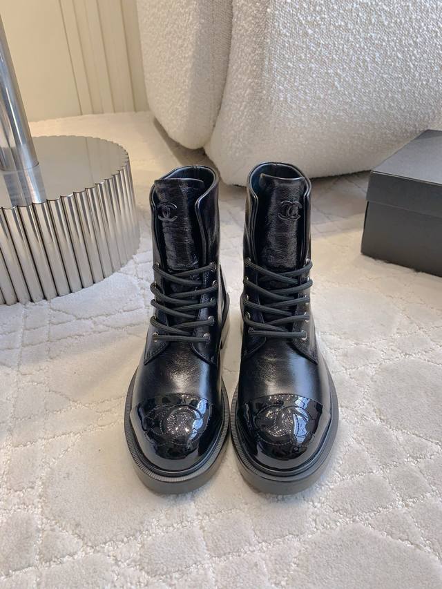 出厂价p Chane*新款厚底短靴 经典百搭系列 金属Logo点缀 鞋身很是耐看 鞋底增高拉长腿部线条 超级显腿细 上脚效果绝绝子 鞋面原版小牛皮 内里垫脚羊皮