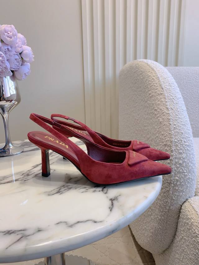 出厂价p prad*新款尖头麂皮高跟鞋 经典三角标点缀 简约的高级感 上脚真的很显瘦 气质小姐姐单心头爱 绝绝子好看 鞋面原版羊京面料 Zp开模三角标 内里垫脚