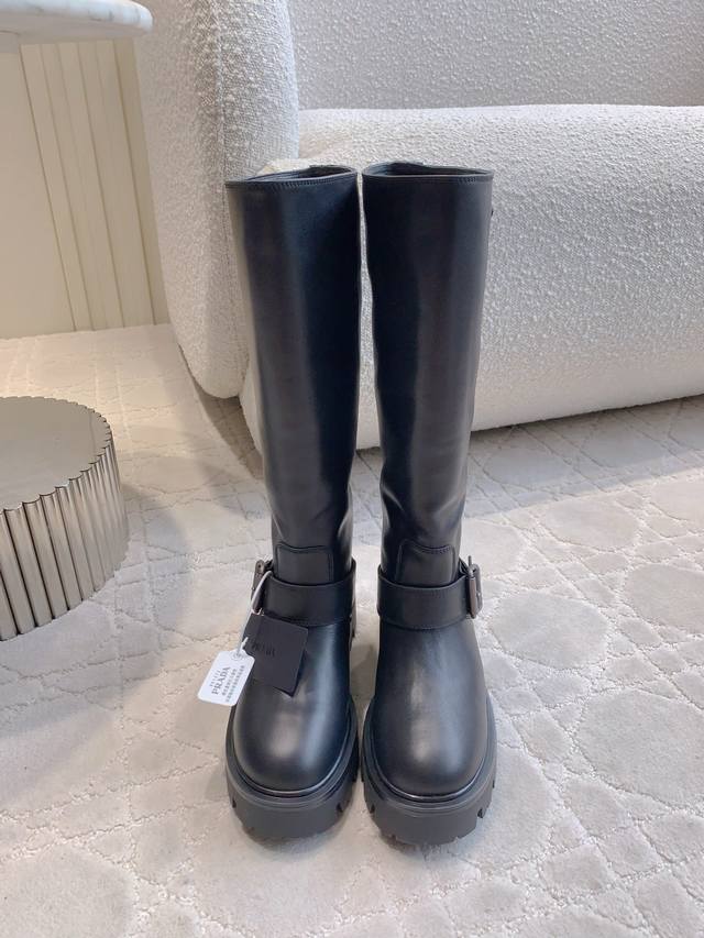 反绒 皮面 prad*新款厚底长靴 上脚超显腿长 硬挺帅气 效果惊艳！简约百搭单品！ 鞋面牛反绒 小牛皮 内里垫脚羊皮 原版开模大底 尺码35-39 40 41