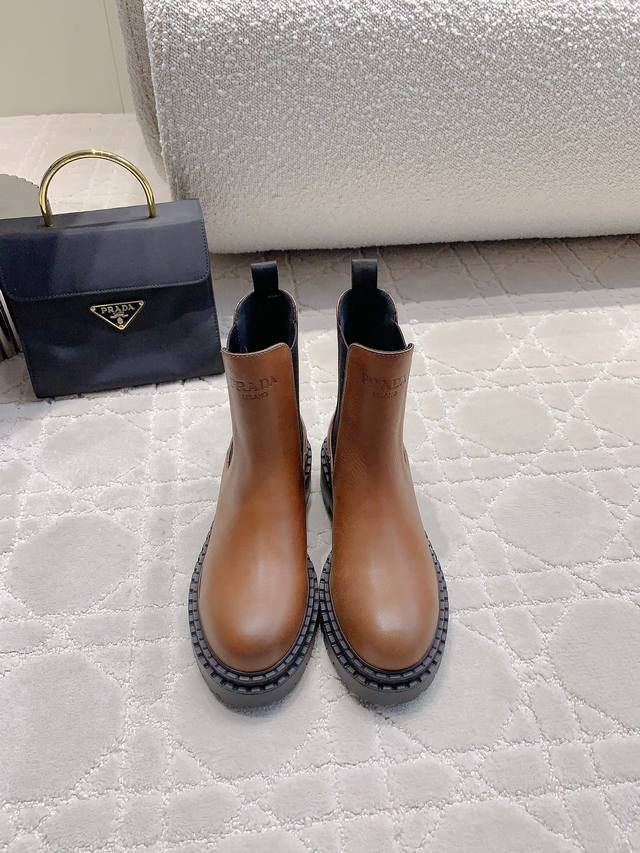 出厂价p prad*新款厚底切尔西短靴 挺拔有型 上脚有帅又飒 经典压文Logo 低调又不失精致 鞋底有一定厚度 超显腿长 鞋面原版小牛皮 内里垫脚牛皮 原版开