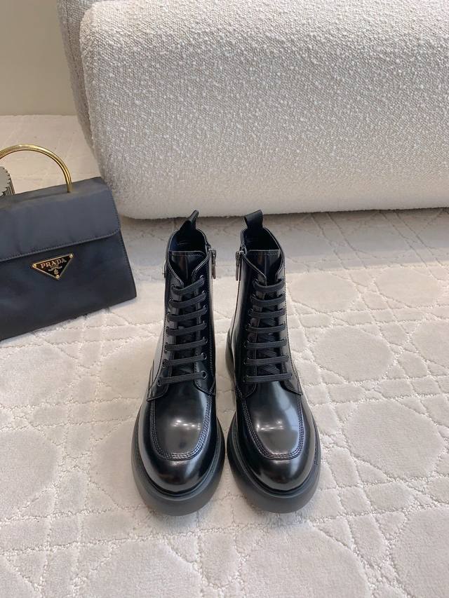 出厂价p 顶级版本 prad*新款三角标厚底马丁短靴 挺拔有型 上脚有帅又飒 低调又不失精致 鞋底有一定厚度 超显腿长 鞋面原版开边珠牛皮 内里垫脚牛皮 原版开