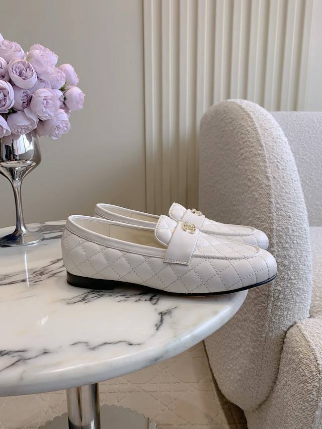 出厂价p Chane*新款水钻扣菱格乐福鞋 经典不过时的鞋型 搭配双C开模Logo精致的高级感 学院风百搭又减龄 各种穿搭都能驾驭 鞋面牛皮 内里垫脚羊皮 意大