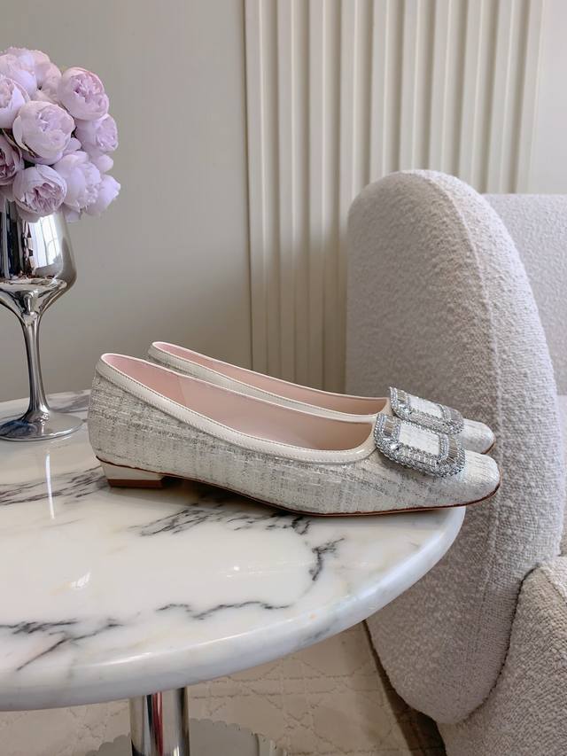 出厂价p Roger Vivie*新款钻扣单鞋 延续经典的方扣形式 冠以水钻碰撞出不一样的火花 令人一见倾心 方头的设计更加时尚 更适合任何脚型上脚舒适高贵大方