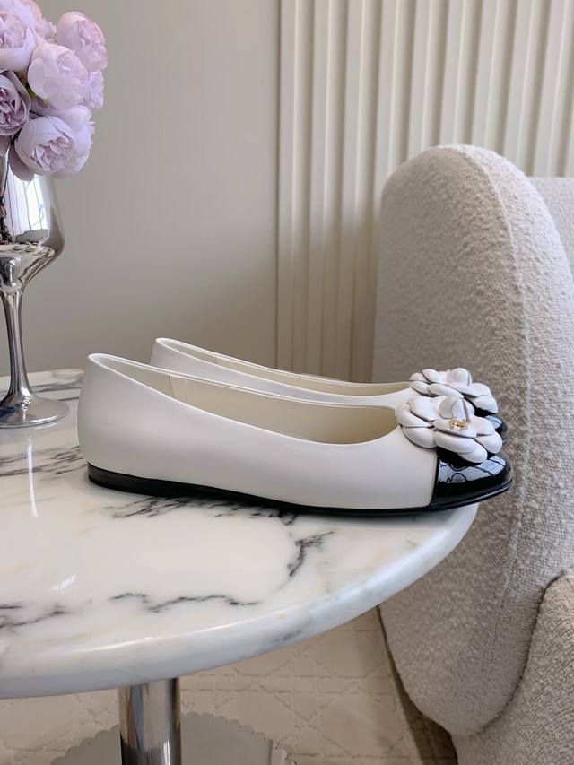 出厂价p Chane*经典款山茶花平底单鞋 精致又秀气 上脚超赞 复古又时髦 鞋面羊皮 内里垫脚羊皮 意大利真皮大底 尺码35-39 40 41定做