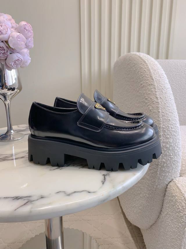 出厂价p 顶级版本 prad*新款三角标厚底玛丽珍鞋 厚底设计上脚秒变大长腿 轻便舒适好穿 简约大气 原版购入1:1打造 细节感拉满 鞋面牛皮 内里垫脚牛皮 原