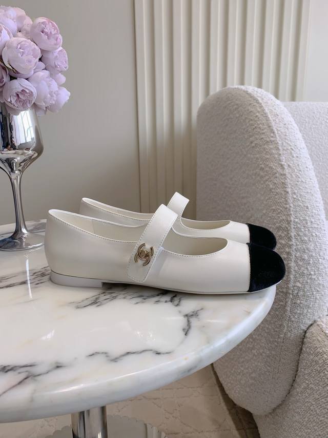 出厂价p Chane*新款玛丽珍单鞋 香家高级感这块总让人大写的服气 看起来简单的款式 但上脚就莫名很高级 绝对的少女感 舒适好穿 鞋面小羊皮 粗花呢 内里垫脚